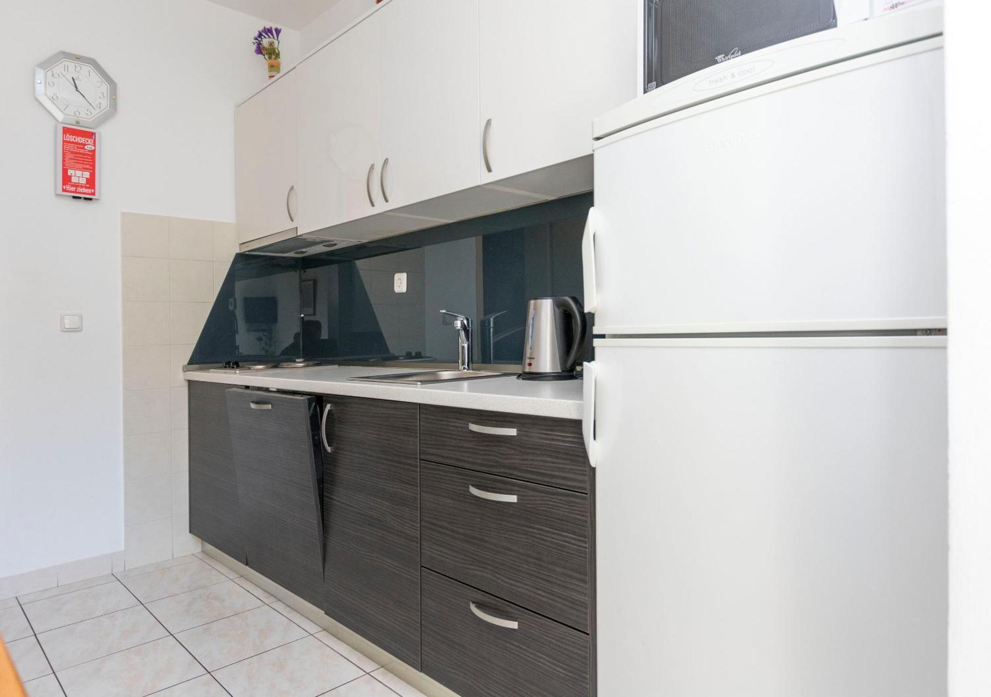 Apartments Glorija Рогозница Экстерьер фото